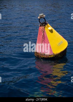Booysegeln entlang der Küste Stockfoto