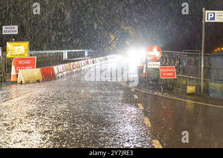 Bewdley, Großbritannien, 26. September 2024. Wetter in Großbritannien: Der Verkehr überquert die teilweise geschlossene Brücke, während der starke Regen die Stadt Bewdley am Fluss Severn trifft. Die neuen Hochwasserschutzanlagen sind noch im Bau, da die starken Regenfälle andauern. Quelle: Lee Hudson/Alamy Stockfoto