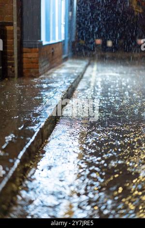 Bewdley, Großbritannien, 26. September 2024. Wetter in Großbritannien: Nächtliche Starkregenschläge treffen die Stadt Bewdley am Fluss Severn. Die neuen Hochwasserschutzanlagen sind noch im Bau, da die starken Regenfälle andauern. Quelle: Lee Hudson/Alamy Stockfoto