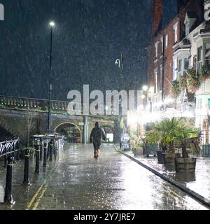 Bewdley, Großbritannien, 26. September 2024. Wetter in Großbritannien: Ein einsamer, isolierter Mensch trotzt dem nächtlichen heftigen Regen, der die Stadt Bewdley in Worcestershire trifft und am Ufer des Flusses Severn entlang läuft. Die neuen Hochwasserschutzanlagen sind noch im Bau, da die starken Regenfälle andauern. Quelle: Lee Hudson/Alamy Stockfoto