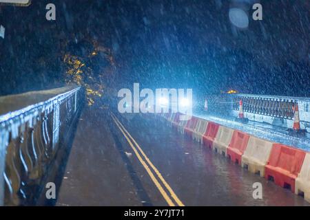 Bewdley, Großbritannien, 26. September 2024. Wetter in Großbritannien: Der Verkehr überquert die teilweise geschlossene Brücke, während starker Regen die Stadt Bewdley am Fluss Severn in Worcestershire trifft. Die neuen Hochwasserschutzanlagen sind noch im Bau, da die starken Regenfälle andauern. Quelle: Lee Hudson/Alamy Stockfoto