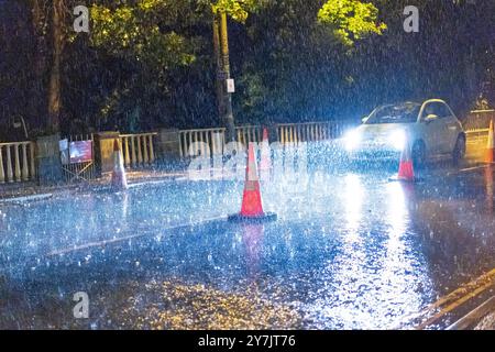 Bewdley, Großbritannien, 26. September 2024. Wetter in Großbritannien: Nächtliche Starkregenschläge treffen die Stadt Bewdley am Fluss Severn in Worcestershire. Die neuen Hochwasserschutzanlagen sind noch im Bau, da die starken Regenfälle andauern. Quelle: Lee Hudson/Alamy Stockfoto