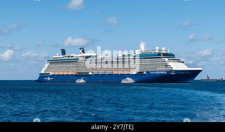 George Town, Grand Cayman - 21. November 2019: Celebrity Cruise Schiff Equinox im Hafen von George Town, Grand Cayman Islands. Stockfoto