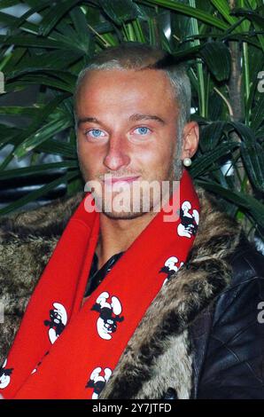 Mailand Italien 10.12.2004: DJ Francesco alias Francesco Facchinetti, italienischer Sänger, während der Präsentation der Eröffnung des Winterspielparks 'Arena - Fiat S-Now Park' in der Arena Civica Stockfoto