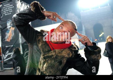 Mailand Italien 10.12.2004: DJ Francesco alias Francesco Facchinetti, italienischer Sänger, während der Präsentation der Eröffnung des Winterspielparks 'Arena - Fiat S-Now Park' in der Arena Civica Stockfoto