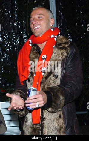 Mailand Italien 10.12.2004: DJ Francesco alias Francesco Facchinetti, italienischer Sänger, während der Präsentation der Eröffnung des Winterspielparks 'Arena - Fiat S-Now Park' in der Arena Civica Stockfoto