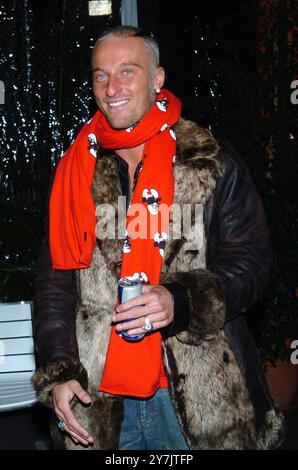 Mailand Italien 10.12.2004: DJ Francesco alias Francesco Facchinetti, italienischer Sänger, während der Präsentation der Eröffnung des Winterspielparks 'Arena - Fiat S-Now Park' in der Arena Civica Stockfoto
