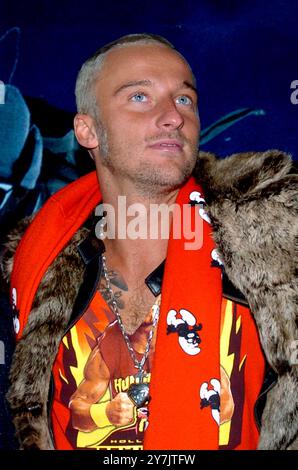 Mailand Italien 10.12.2004: DJ Francesco alias Francesco Facchinetti, italienischer Sänger, während der Präsentation der Eröffnung des Winterspielparks 'Arena - Fiat S-Now Park' in der Arena Civica Stockfoto