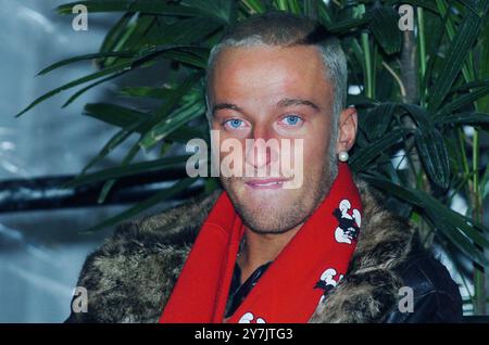 Mailand Italien 10.12.2004: DJ Francesco alias Francesco Facchinetti, italienischer Sänger, während der Präsentation der Eröffnung des Winterspielparks 'Arena - Fiat S-Now Park' in der Arena Civica Stockfoto
