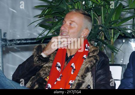 Mailand Italien 10.12.2004: DJ Francesco alias Francesco Facchinetti, italienischer Sänger, während der Präsentation der Eröffnung des Winterspielparks 'Arena - Fiat S-Now Park' in der Arena Civica Stockfoto