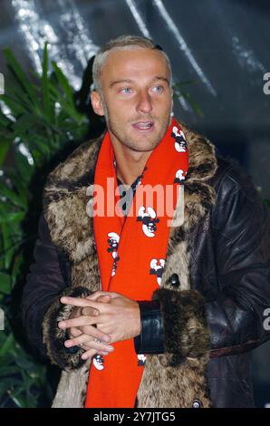 Mailand Italien 10.12.2004: DJ Francesco alias Francesco Facchinetti, italienischer Sänger, während der Präsentation der Eröffnung des Winterspielparks 'Arena - Fiat S-Now Park' in der Arena Civica Stockfoto