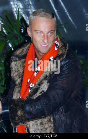 Mailand Italien 10.12.2004: DJ Francesco alias Francesco Facchinetti, italienischer Sänger, während der Präsentation der Eröffnung des Winterspielparks 'Arena - Fiat S-Now Park' in der Arena Civica Stockfoto