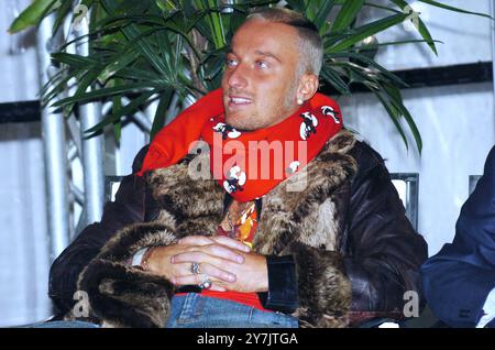 Mailand Italien 10.12.2004: DJ Francesco alias Francesco Facchinetti, italienischer Sänger, während der Präsentation der Eröffnung des Winterspielparks 'Arena - Fiat S-Now Park' in der Arena Civica Stockfoto
