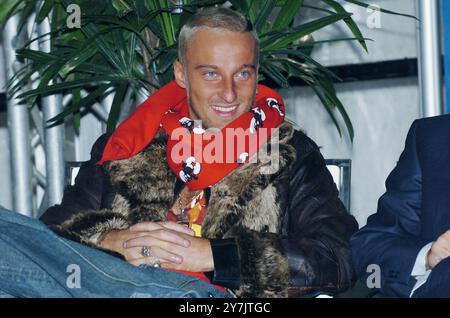 Mailand Italien 10.12.2004: DJ Francesco alias Francesco Facchinetti, italienischer Sänger, während der Präsentation der Eröffnung des Winterspielparks 'Arena - Fiat S-Now Park' in der Arena Civica Stockfoto