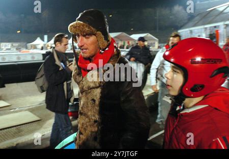 Mailand Italien 10.12.2004: DJ Francesco alias Francesco Facchinetti, italienischer Sänger, während der Präsentation der Eröffnung des Winterspielparks 'Arena - Fiat S-Now Park' in der Arena Civica Stockfoto