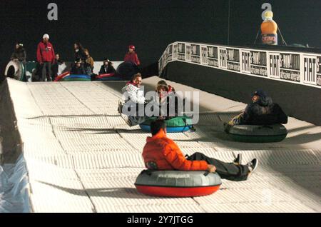 Mailand Italien 10.12.2004: DJ Francesco alias Francesco Facchinetti, italienischer Sänger, während der Präsentation der Eröffnung des Winterspielparks 'Arena - Fiat S-Now Park' in der Arena Civica Stockfoto