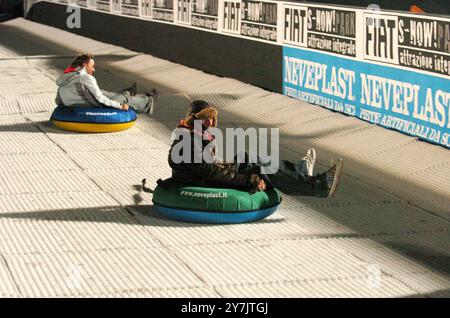 Mailand Italien 10.12.2004: DJ Francesco alias Francesco Facchinetti, italienischer Sänger, während der Präsentation der Eröffnung des Winterspielparks 'Arena - Fiat S-Now Park' in der Arena Civica Stockfoto