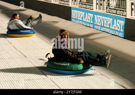 Mailand Italien 10.12.2004: DJ Francesco alias Francesco Facchinetti, italienischer Sänger, während der Präsentation der Eröffnung des Winterspielparks 'Arena - Fiat S-Now Park' in der Arena Civica Stockfoto