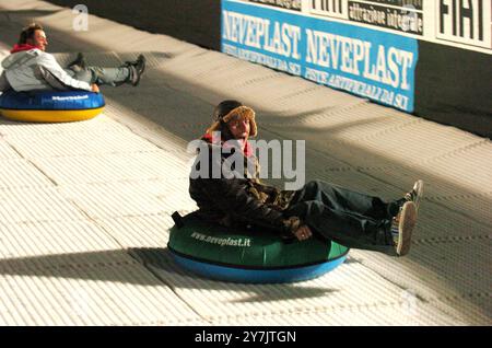 Mailand Italien 10.12.2004: DJ Francesco alias Francesco Facchinetti, italienischer Sänger, während der Präsentation der Eröffnung des Winterspielparks 'Arena - Fiat S-Now Park' in der Arena Civica Stockfoto