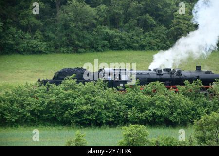 Die Dampflokomotive fährt durch das Heckengäu in Richtung Weissach Stockfoto