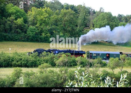 Die Dampflokomotive fährt durch das Heckengäu in Richtung Weissach Stockfoto