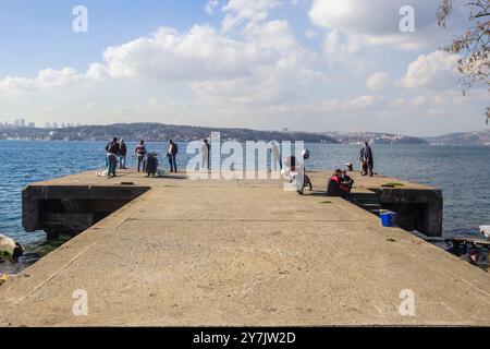 Menschen, die Aktivitäten am Wasser in Istanbu, türkei, genießen Stockfoto