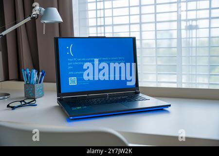 Prag, Tschechische Republik - 11. September 2024: Blauer Bildschirm des Todes auf einem Laptop im Heimbüro. Stockfoto