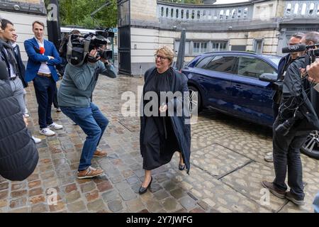 Brüssel, Belgien 30. September 2024. Die flämische Ministerin für Wohlfahrt und Kultur, Caroline Gennez, trifft am Montag, den 30. September 2024 in Brüssel zu einer Pressekonferenz ein, um den Haushalt der neuen flämischen Regierung vorzustellen. In der Nacht von Freitag auf Samstag einigten sich die Parteien N-VA, Vooruit und CD&V auf die Bildung einer neuen flämischen Regierung. BELGA FOTO NICOLAS MAETERLINCK Credit: Belga News Agency/Alamy Live News Stockfoto