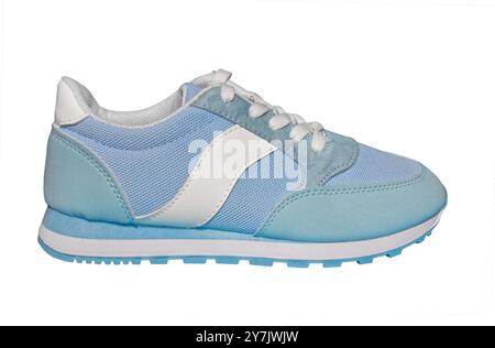 Hellblauer Sneaker auf weißem Hintergrund. Sportschuh, Seitenansicht. Stockfoto