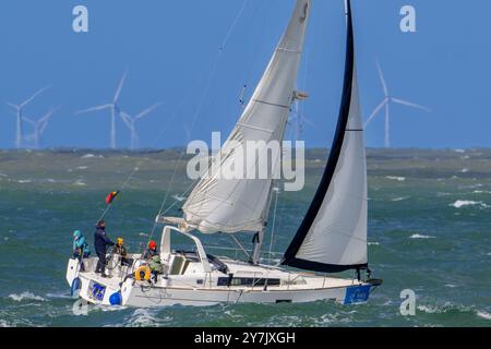 Segelboot segelt an Windturbinen des Windparks Borssele in der Nordsee in Westkapelle, Zeeland, Niederlande an einem windigen Tag im Herbststurm Stockfoto