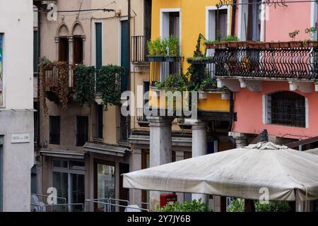 Blick auf die charakteristischen farbenfrohen Häuser von Vicenza in Italien Stockfoto