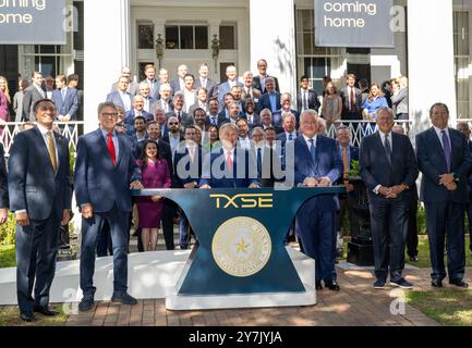 Austin, Tx, USA. 30. September 2024. Der Gouverneur von Texas GREG ABBOTT (c) und die Wirtschaftsführer von Texas geben am 30. September 2024 einen Empfang im Gouverneursgebäude in Austin bekannt. Nach Genehmigung durch die Securities and Exchange Commission (SEC) wird die TXSE ihren Sitz in Dallas haben und von CEO JIM LEE (r) geleitet werden. Links von Abbott befindet sich der ehemalige Gouverneur von Texas RICK PERRY. (Kreditbild: © Bob Daemmrich/ZUMA Press Wire) NUR REDAKTIONELLE VERWENDUNG! Nicht für kommerzielle ZWECKE! Stockfoto