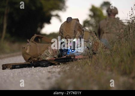 Camp Atterbury, Indiana, USA. September 2024. Austin Duck, ein Techniker für die Entsorgung von Sprengkörpern, der dem 123. Sprengstoffvernichtungsflug der Kentucky Air National Guard zugeteilt wurde, identifizierte ein simuliertes nicht explodiertes Sprengkörpergerät während einer gemeinsamen Trainingsübung in Camp Atterbury, Indiana, 11. September 2024. Das immersive Training ermöglichte es den US-Marines von der Marine Corps Air Station Cherry Point Explosiv Ordnance Dispostion und den US-Airmen mit dem 123. Explosiv-Ordnance-Disposal-Flug der Kentucky Air National Guard, Techniken und Erfahrungen auszutauschen Stockfoto