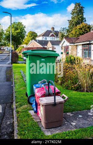 Müllabfälle, die auf die Sammlung warten, sortiert in farbigen Garten-, Papier- und Metallbehältern und -Taschen in einer Vorstadtstraße in Cardiff, Wales, Vereinigtes Königreich. Abfall. Stockfoto