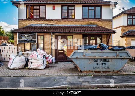 Baustelle zur Renovierung eines Vorstadthauses in Cardiff, Wales. Bauindustrie. Baustelle. Heimverbesserung. Hausrenovierung. UK. Stockfoto