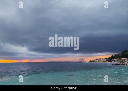 Bewölkter Tag am Strand von Podgora, der Adria in Kroatien Stockfoto