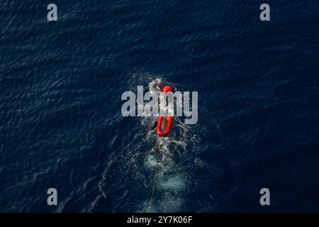 Südchinesisches Meer. September 2024. Fähnrich Julianne Barkholz aus Wausau, Wisconsin, nimmt an einer Fahrt mit einem kleinen Boot an Bord des Lenkraketenzerstörers USS Howard (DDG 83) im Südchinesischen Meer Teil. 24. Howard wird vorwärtsstationiert und der Zerstörergeschwader 15, der größten DESRON der Marine und der 7. Flotte der USA zugeteilt. Quelle: U.S. Navy/ZUMA Press Wire/ZUMAPRESS.com/Alamy Live News Stockfoto