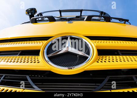 Mercedes-Benz-Logo auf der Vorderseite eines Lkw Stockfoto