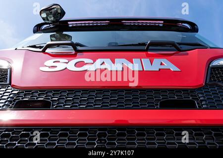 Scania-Logo auf der Vorderseite eines Lkws Stockfoto