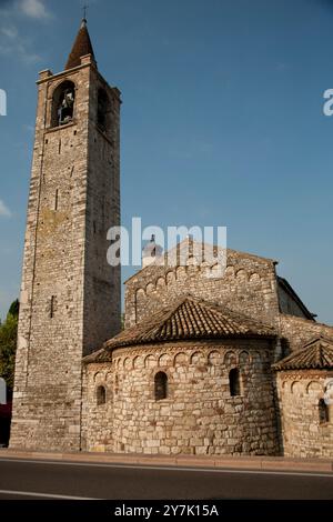 Die romanische Kirche von Saint Severo Gebäude von Bardolino am Ufer des Gardasees. In reinem romanischen Stil. Bardolino, Verona, Venetien, Italien Stockfoto