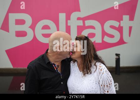 Gian Perroni und Angela Harsanyi, die Liebe miteinander fanden, nachdem sie in Belfast für die letzten vier Monate feststeckten, während sie sich auf das Kreuzfahrtschiff Villa Vie Odyssey vorbereiten, nachdem das Luxuskreuzschiff wegen unerwarteter Reparaturarbeiten vier Monate in Belfast festgeklemmt wurde. Bilddatum: Montag, 30. September 2024. Stockfoto