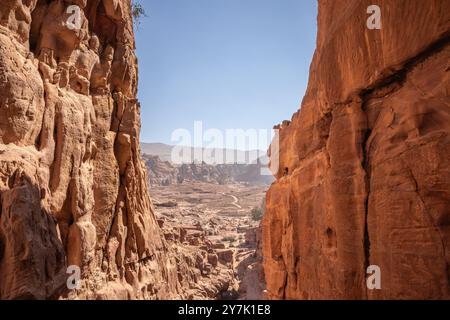 Spektakuläre Aussicht auf die Landschaft im Freien in Petra. Rocky Cliffs and Valley im Nahen Osten. Wunderschöne felsige Landschaft in Jordanien. Stockfoto