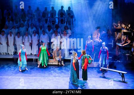 HAVSANDAR, Åland, 2024: Alle Charaktere stehen auf der Bühne für das große Finale. Eine schwedische Musiktheaterproduktion von Havsandar in Alandica in Mariehamn, Åland, Finnland am 28. September 2024. Foto: Rob Watkins. INFO: Havsandar ist eine musikalische Theaterproduktion über die Ostsee, die Folklore, Mythologie und eindringlich atmosphärische Musik verbindet, um eine zutiefst emotionale Geschichte zu erzählen. Mit eindrucksvollen Darbietungen erforscht es Themen wie Liebe, Verlust und Natur und schafft ein fesselndes, immersives Erlebnis, das in der nordischen Kultur verwurzelt ist. Stockfoto