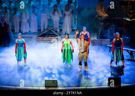 HAVSANDAR, Åland, 2024: Alle Charaktere stehen auf der Bühne für das große Finale. Eine schwedische Musiktheaterproduktion von Havsandar in Alandica in Mariehamn, Åland, Finnland am 28. September 2024. Foto: Rob Watkins. INFO: Havsandar ist eine musikalische Theaterproduktion über die Ostsee, die Folklore, Mythologie und eindringlich atmosphärische Musik verbindet, um eine zutiefst emotionale Geschichte zu erzählen. Mit eindrucksvollen Darbietungen erforscht es Themen wie Liebe, Verlust und Natur und schafft ein fesselndes, immersives Erlebnis, das in der nordischen Kultur verwurzelt ist. Stockfoto