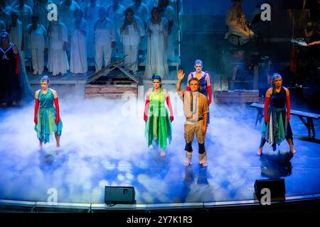 HAVSANDAR, Åland, 2024: Alle Charaktere stehen auf der Bühne für das große Finale. Eine schwedische Musiktheaterproduktion von Havsandar in Alandica in Mariehamn, Åland, Finnland am 28. September 2024. Foto: Rob Watkins. INFO: Havsandar ist eine musikalische Theaterproduktion über die Ostsee, die Folklore, Mythologie und eindringlich atmosphärische Musik verbindet, um eine zutiefst emotionale Geschichte zu erzählen. Mit eindrucksvollen Darbietungen erforscht es Themen wie Liebe, Verlust und Natur und schafft ein fesselndes, immersives Erlebnis, das in der nordischen Kultur verwurzelt ist. Stockfoto