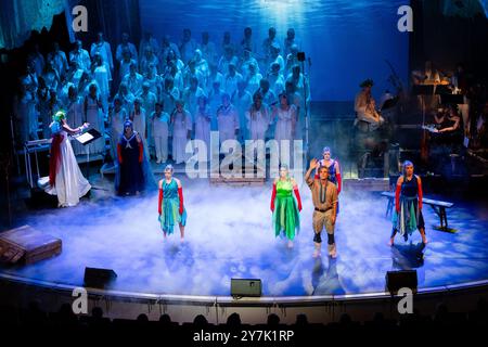 HAVSANDAR, Åland, 2024: Alle Charaktere stehen auf der Bühne für das große Finale. Eine schwedische Musiktheaterproduktion von Havsandar in Alandica in Mariehamn, Åland, Finnland am 28. September 2024. Foto: Rob Watkins. INFO: Havsandar ist eine musikalische Theaterproduktion über die Ostsee, die Folklore, Mythologie und eindringlich atmosphärische Musik verbindet, um eine zutiefst emotionale Geschichte zu erzählen. Mit eindrucksvollen Darbietungen erforscht es Themen wie Liebe, Verlust und Natur und schafft ein fesselndes, immersives Erlebnis, das in der nordischen Kultur verwurzelt ist. Stockfoto