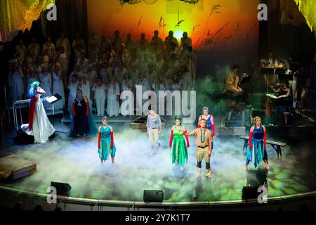 HAVSANDAR, Åland, 2024: Alle Charaktere stehen auf der Bühne für das große Finale. Eine schwedische Musiktheaterproduktion von Havsandar in Alandica in Mariehamn, Åland, Finnland am 28. September 2024. Foto: Rob Watkins. INFO: Havsandar ist eine musikalische Theaterproduktion über die Ostsee, die Folklore, Mythologie und eindringlich atmosphärische Musik verbindet, um eine zutiefst emotionale Geschichte zu erzählen. Mit eindrucksvollen Darbietungen erforscht es Themen wie Liebe, Verlust und Natur und schafft ein fesselndes, immersives Erlebnis, das in der nordischen Kultur verwurzelt ist. Stockfoto