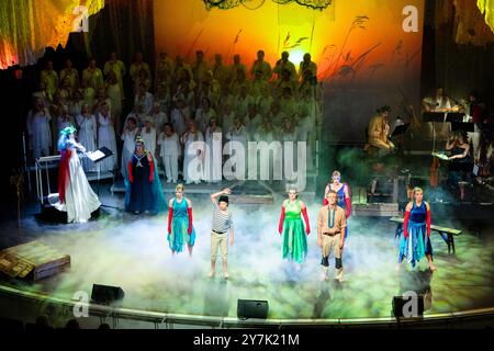 HAVSANDAR, Åland, 2024: Alle Charaktere stehen auf der Bühne für das große Finale. Eine schwedische Musiktheaterproduktion von Havsandar in Alandica in Mariehamn, Åland, Finnland am 28. September 2024. Foto: Rob Watkins. INFO: Havsandar ist eine musikalische Theaterproduktion über die Ostsee, die Folklore, Mythologie und eindringlich atmosphärische Musik verbindet, um eine zutiefst emotionale Geschichte zu erzählen. Mit eindrucksvollen Darbietungen erforscht es Themen wie Liebe, Verlust und Natur und schafft ein fesselndes, immersives Erlebnis, das in der nordischen Kultur verwurzelt ist. Stockfoto