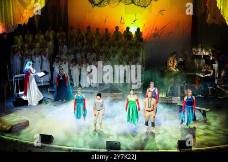 HAVSANDAR, Åland, 2024: Alle Charaktere stehen auf der Bühne für das große Finale. Eine schwedische Musiktheaterproduktion von Havsandar in Alandica in Mariehamn, Åland, Finnland am 28. September 2024. Foto: Rob Watkins. INFO: Havsandar ist eine musikalische Theaterproduktion über die Ostsee, die Folklore, Mythologie und eindringlich atmosphärische Musik verbindet, um eine zutiefst emotionale Geschichte zu erzählen. Mit eindrucksvollen Darbietungen erforscht es Themen wie Liebe, Verlust und Natur und schafft ein fesselndes, immersives Erlebnis, das in der nordischen Kultur verwurzelt ist. Stockfoto