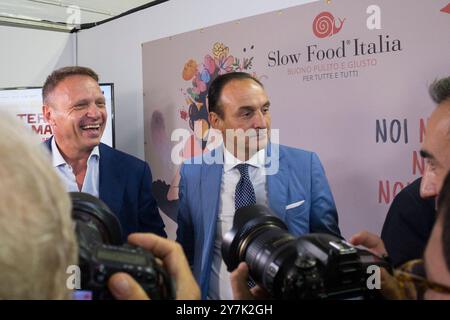 Turin, Italien. 30. September 2024. Der Präsident der Region Piemont, Alberto Cirio (rechts), und der italienische Landwirtschaftsminister Francesco Lollobrigida (links) treffen auf Journalisten auf der Terra Madre Salone del Gusto 2024 Credit: Marco Destefanis/Alamy Live News Stockfoto